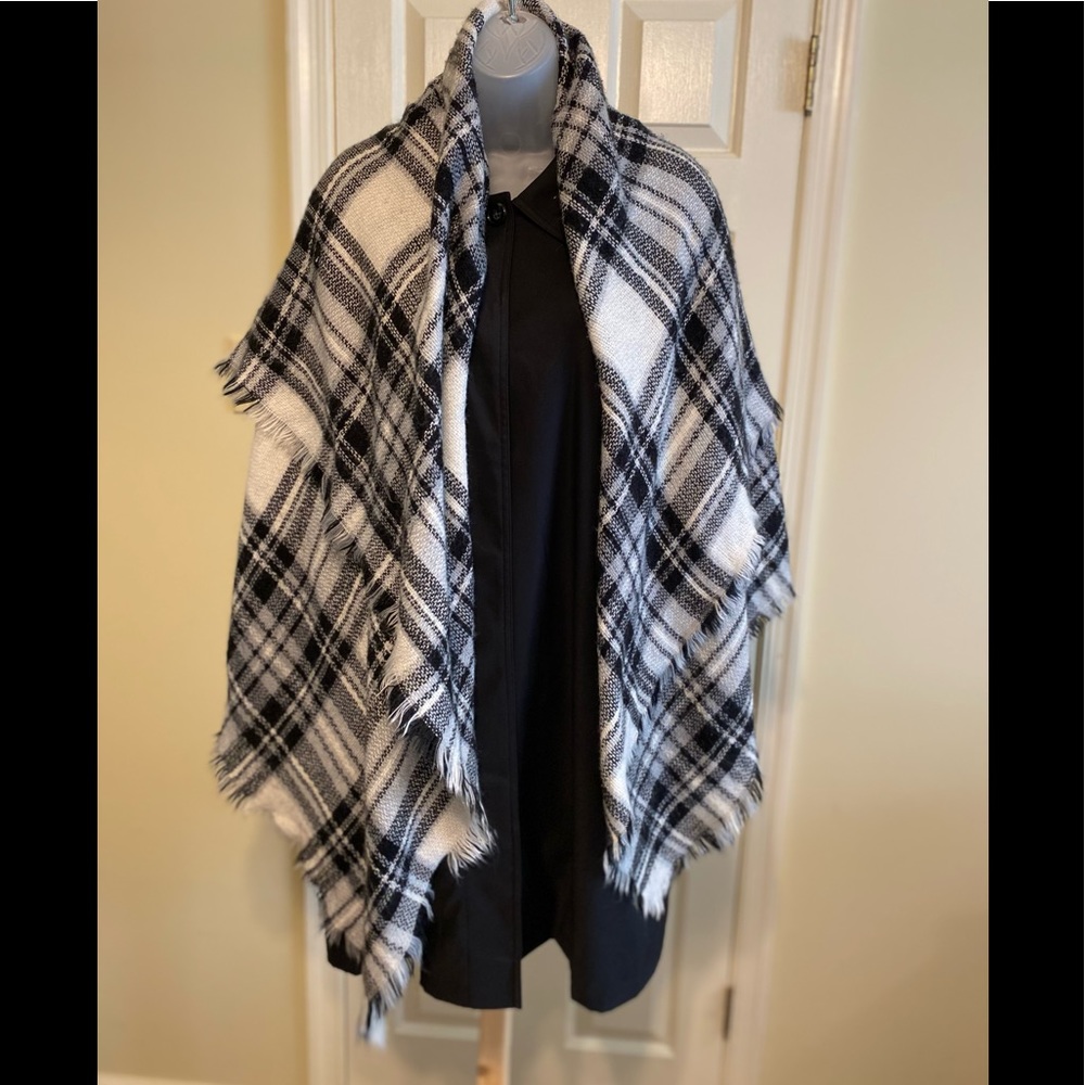 NWOT ModCloth - Woman’s black & white woven tartan plaid blanket wrap